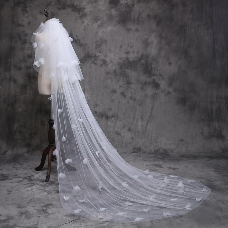 Fashionable And Beautiful Bride Long Trailing Petal Floral Veil